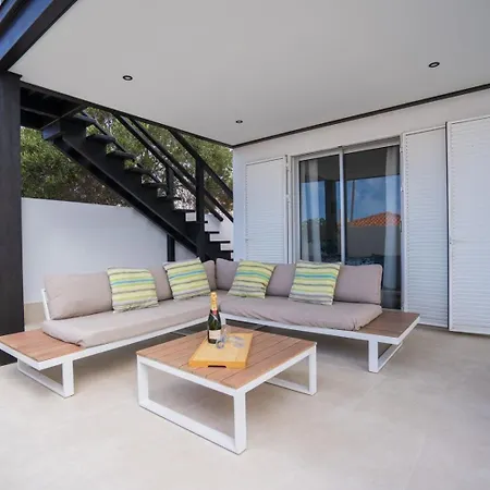 Ocean Vibes With Sea View And Private Heated Pool Feriehus